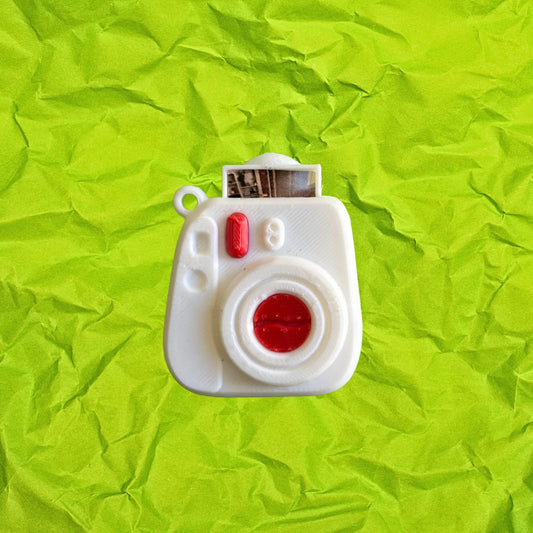 Llavero de cámara vintage y guarda foto impreso en 3D.