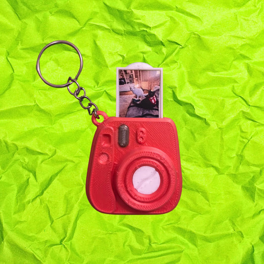 Llavero con forma de cámara vintage y guarda foto impreso en 3D.