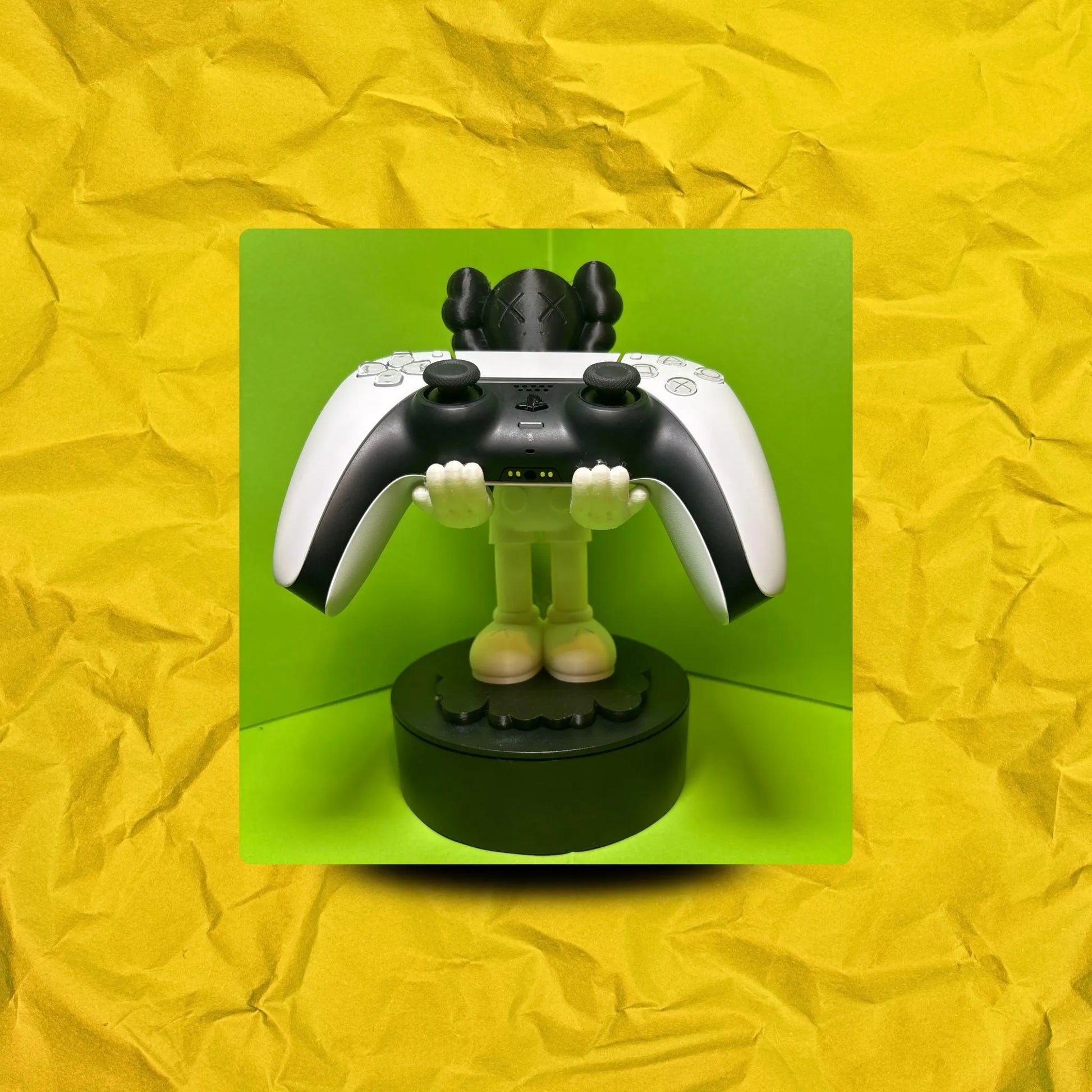 Soporte para mandos de consolas ps4, ps5, xbox con forma de KAWS impreso en 3D.